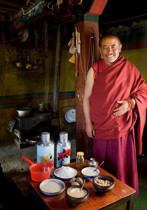 Тибетский монах. Суточное потребление - 4900 ккал