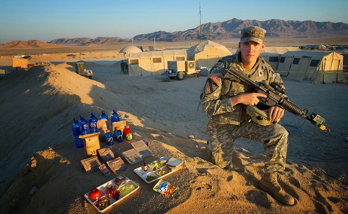 Curtis - солдат американской армии на тренировочной базе в пустыне Мохаве (Калифорния). Суточное потребление - 4000 ккал