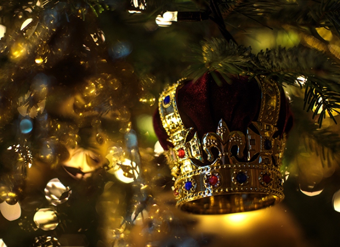Несколько елочных украшений в виде короны в честь королевы.