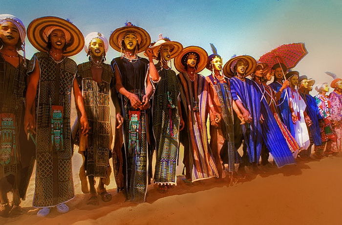 Конкурс красоты среди мужчин в племени Wodaabe (Нигер). Конкурсанты выстроились перед жюри