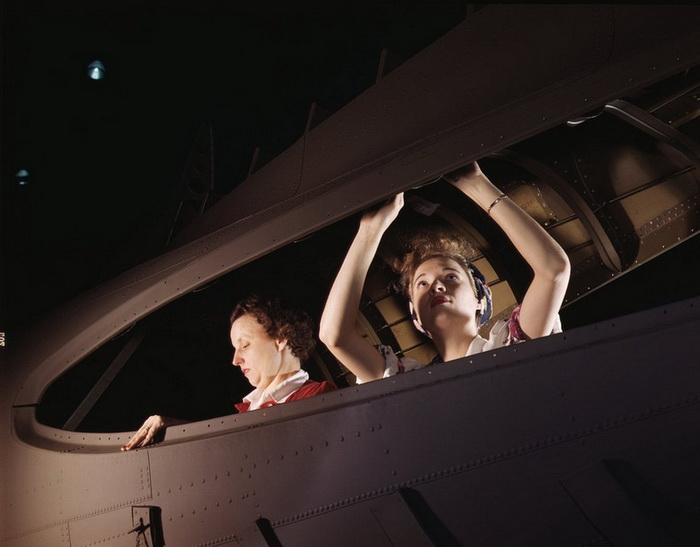 Женщины на авиационном заводе в Калифорнии (октябрь, 1942 год)