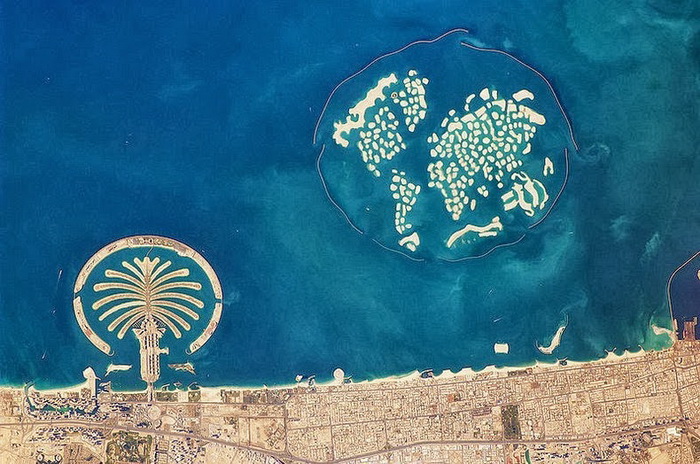 *Мир* - крупнейший на планете искусственный архипелаг (Дубай)