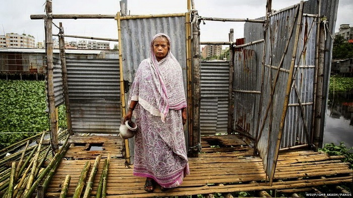  Sukurbanu из Бангладеша,  65 лет, вынуждена использовать унитаз, установленный над рекой