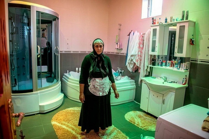 Гита из Румынии, 48 лет. Обладательница огромной ванной комнаты, но без канализации, туалет во дворе дома