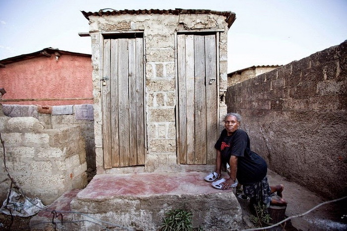 Сьюзан из г. Лусака (Замбия), 46 лет, инвалид, не имеет туалета в собственном доме