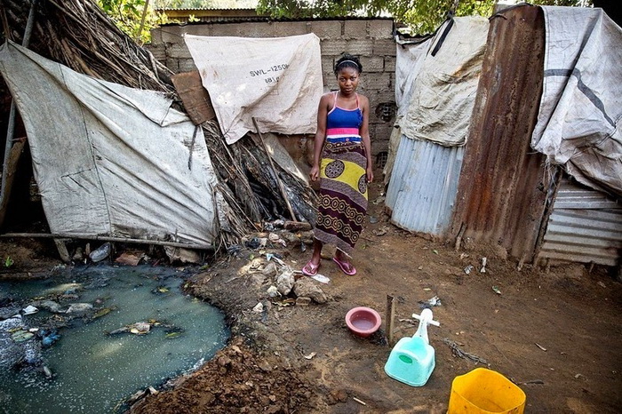 Assucena из Мозамбика,  14 лет, пользуется общим туалетом, который посещают еще около 30 человек