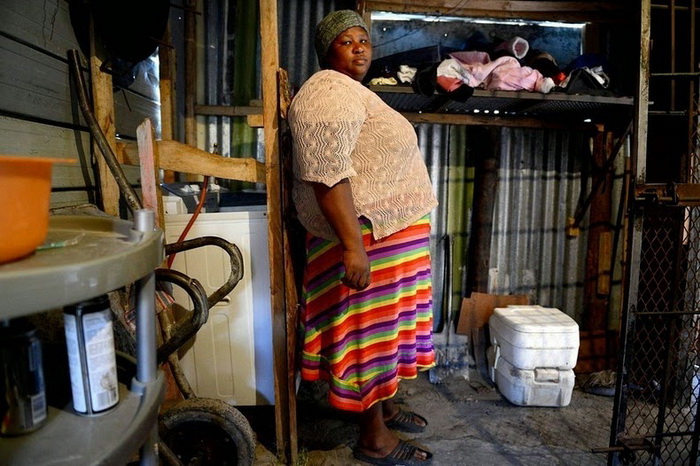  Nombini из Южной Африки,  туалетом в ее доме пользуются 12 человек, которые здесь проживают