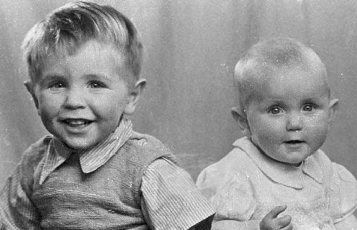 Стивен Хокинг (слева) с сестрой Мэри.