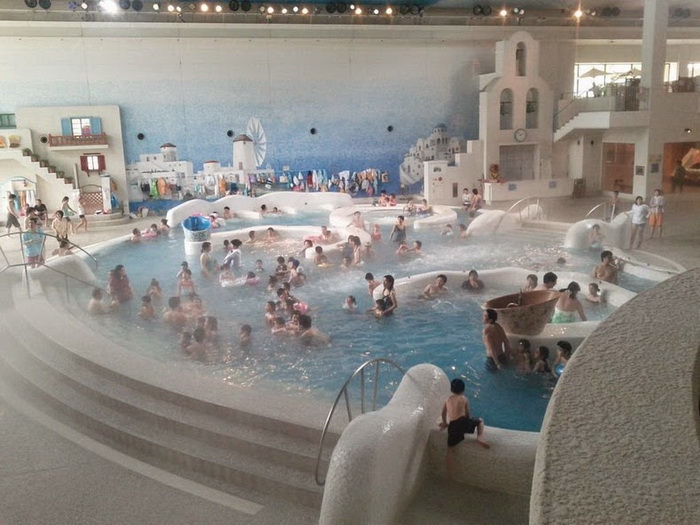 Центральный бассейн Yunessun Spa Resort
