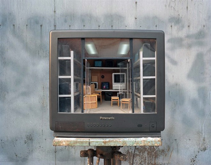 Миниатюрные дома внутри старых телевизоров
