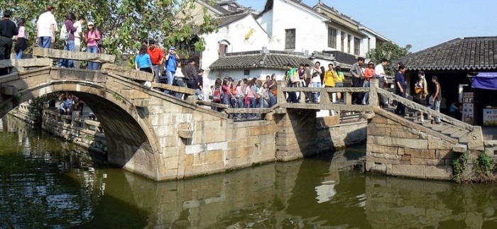 Туристы в Чжоучжуан (Zhouzhuang)