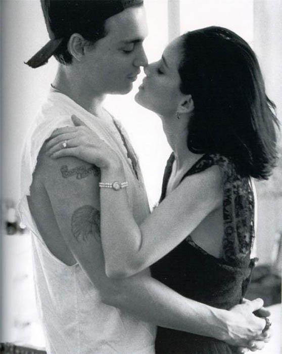Известный снимок поцелуя Деппа и Райдер, сделанный Хербом Ритцом