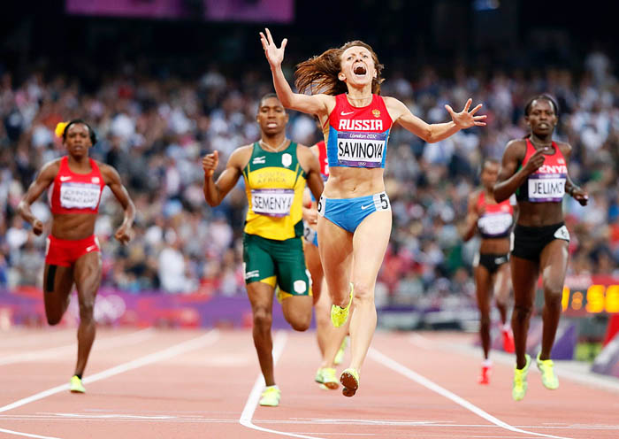 Мария Савинова (Россия) поняла, что побеждает в забеге на 800 метров. Фотограф Lucy Nicholson.
