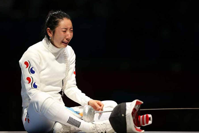 Фехтовальщица из Южной Кореи Шин Лам плачет, потеряв возможность бороться за золото. Фото Hannah Johnston
