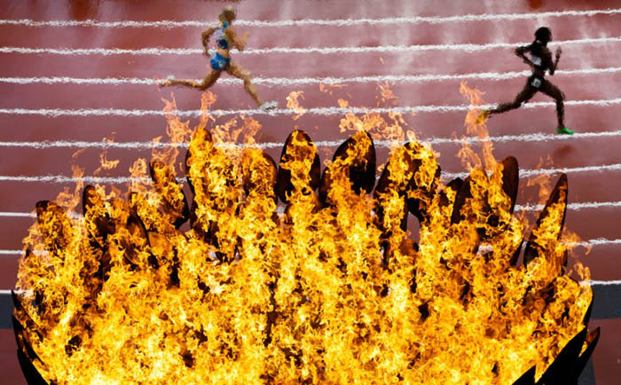 Олимпийский огонь 2012 на фоне беговых дорожек