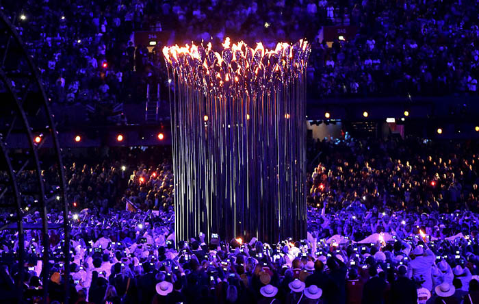 Thomas Heatherwick спроектировал удивительный факел для Олимпийских игр 2012, состоящий из 204 лепестков.