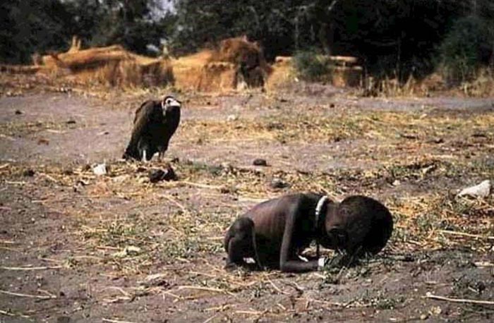  *Голод в Судане* - cерия фотографий, за которую Кевин Картер получил Pulitzer Prize в 1994