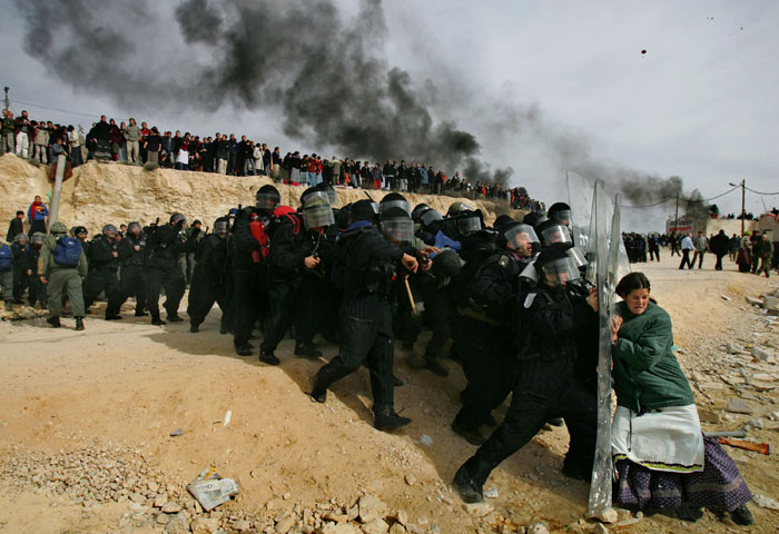 Противостояние войск и жителей западного берега реки Иордан. Фото Одеда Балилти, получившего за него Пулитцеровскую премию в 2007