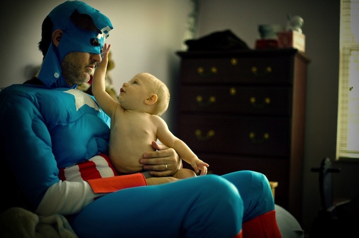 Капитан Америка с младенцем