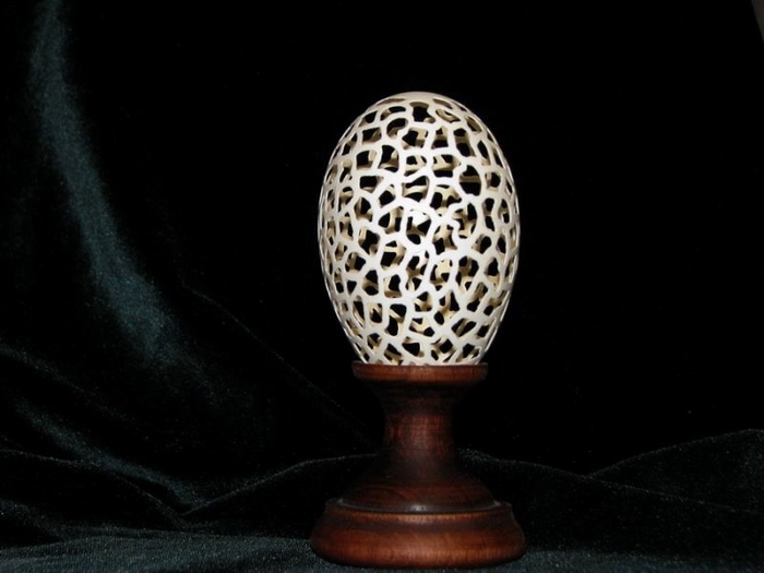 Гусиное яйцо превращается в предмет искусства