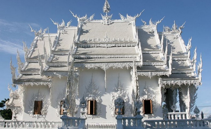 Буддистский храм Ват Ронг Кхун (Wat Rong Khun) на севере Таиланда