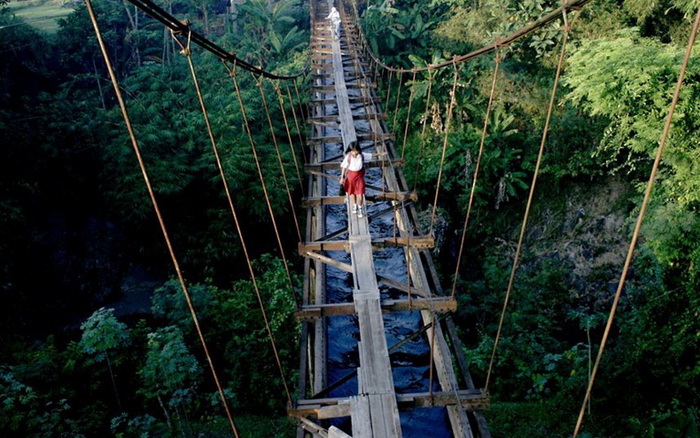 Путь в школу через узенький подвесной мост, Китай