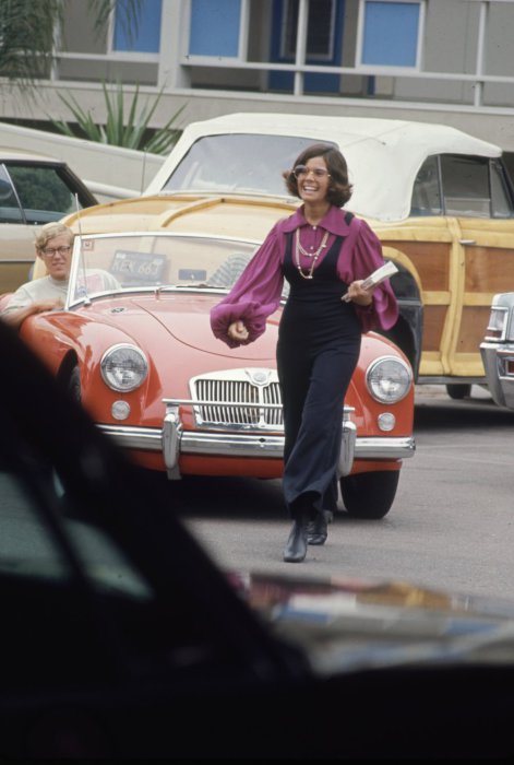 Просторные блузы с воланами на рукавах и расклешенные брюки были очень популярны среди хиппи конца 60х годов.