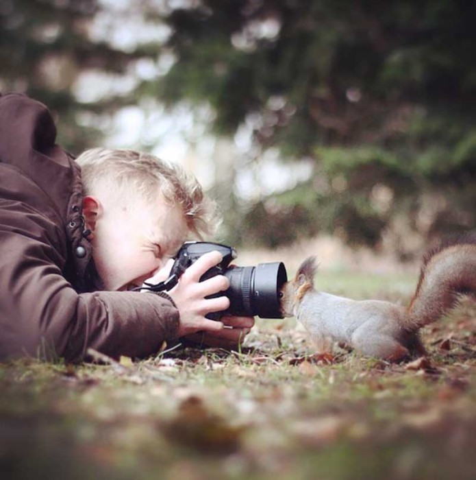 Молодой финский фотограф и его любимое животное - белка.