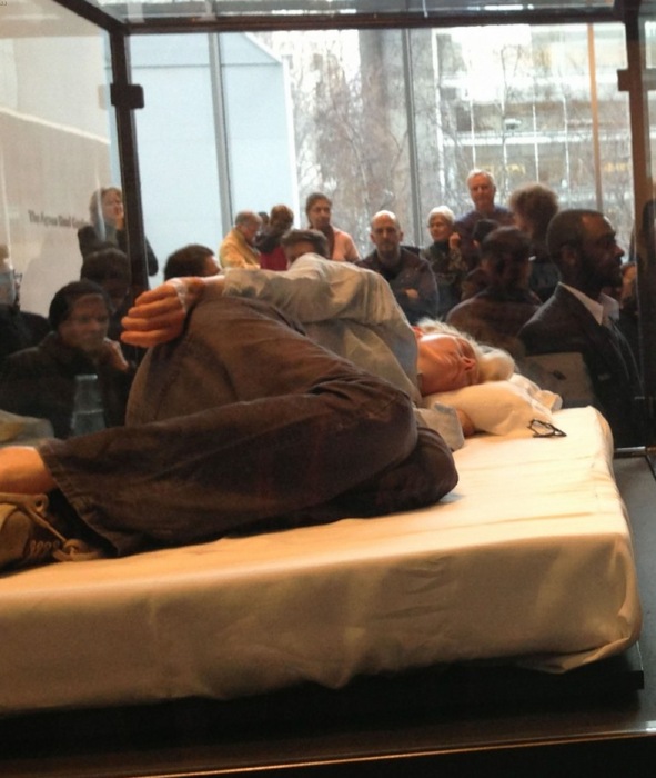 Актриса Тильда Суинтон спит в стеклянном ящике в Музее Современного Искусства