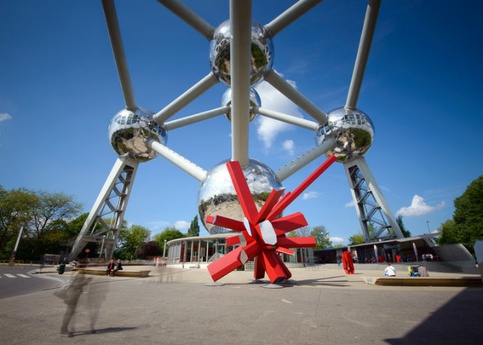 В рамках выставки ARTVIEW, проходящей в эти дни в Брюсселе, парижский дизайнер Арик Леви (Arik Levy) представил новую интерпретацию своей культовой скульптуры RockGrowth.