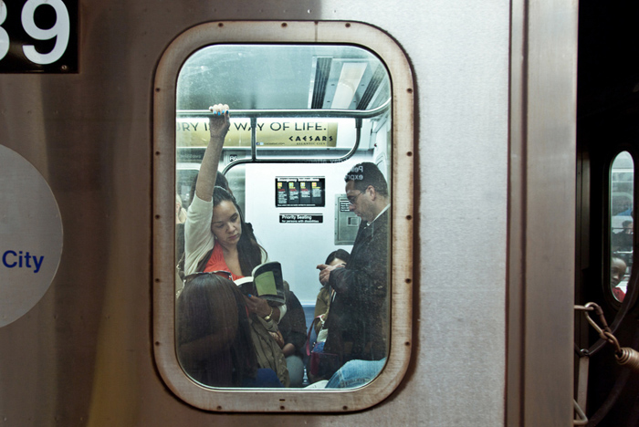 Проект о читающих пассажирах метро «The Underground New York Public Library»