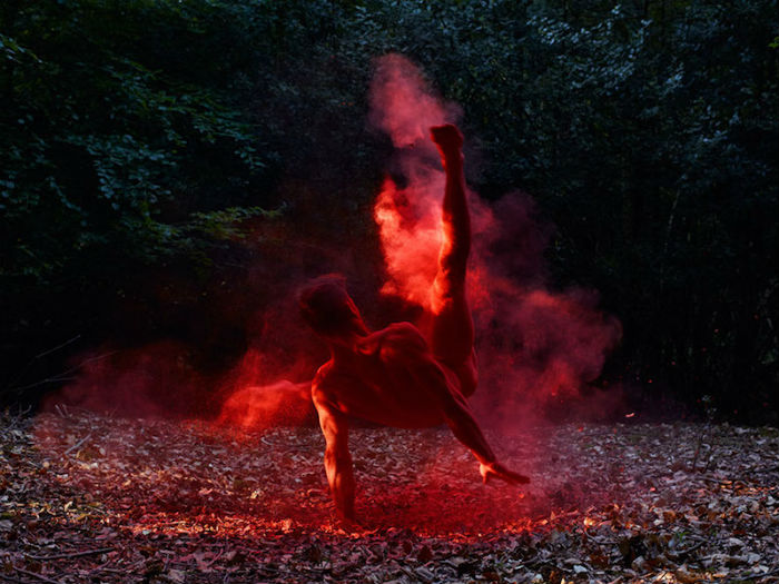 Для придания особого визуального эффекта, фотограф осыпает тела участников съемки цветным порошком