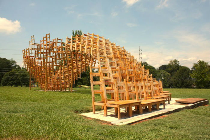 Дизайнеры из творческого объединения «Eboach» выступили соавторами занятной инсталляции из стульев