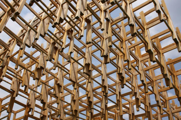 Молодые люди сконструировали замысловатую конструкцию из четырехсот деревянных стульев под открытым небом