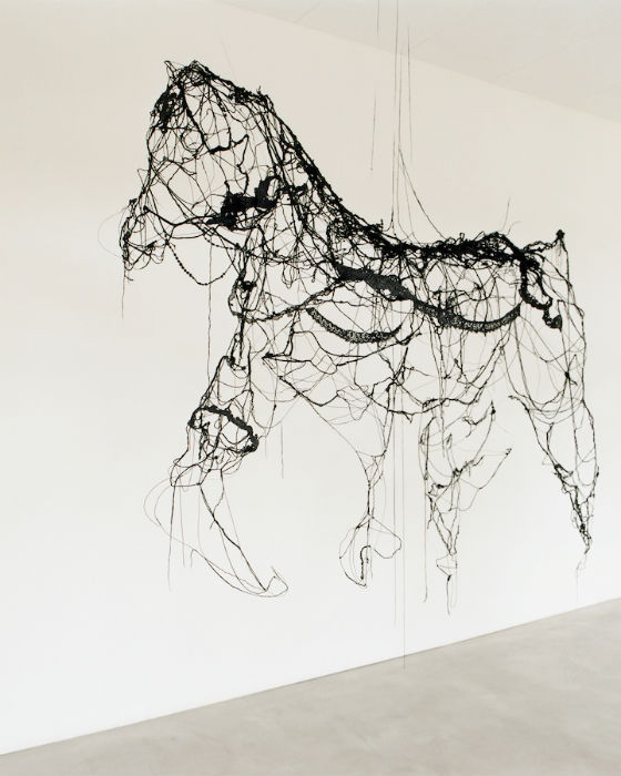 Инсталляция художницы «Goodbye Horses» («Прощайте, лошади») полностью сделана с шерстяных нитей, покрытых смесью черного латекса и смолы