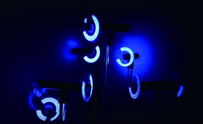 Инсталляция состоит из восьмидесяти вентиляторов, на каждом из которых закреплены голубые светодиодные индикаторы.