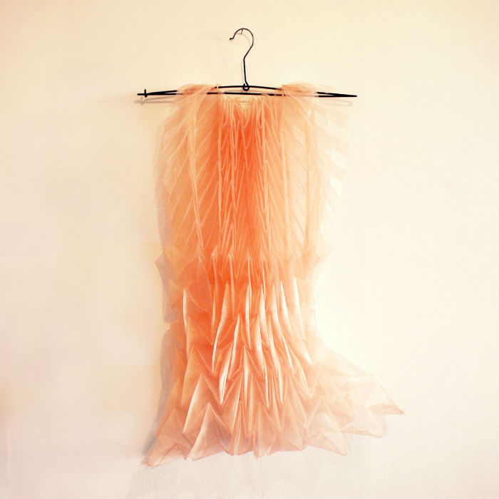 Удивительные трёхмерные платья  выполнены во всевозможных цветовых решениях