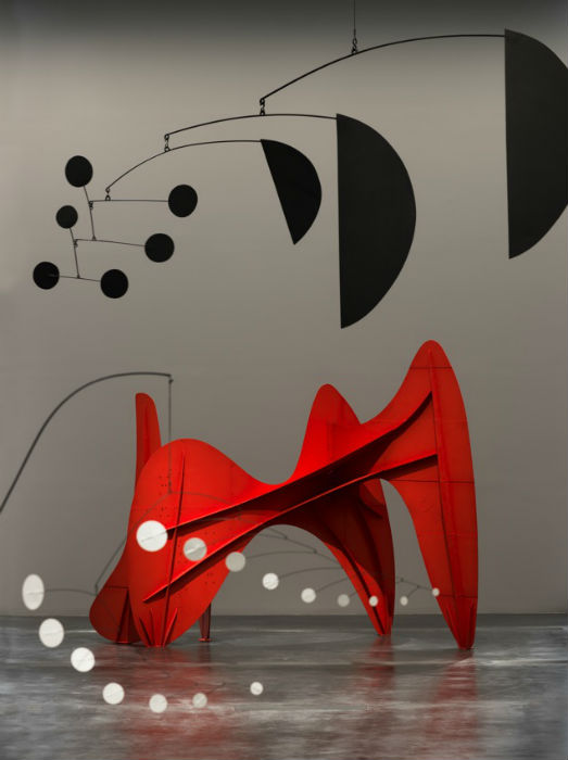 Выставка с громким названием Calder and Abstraction: From Avant-Garde to Iconic («Колдер и абстракция: от авангарда к культу»), начавшаяся 24 ноября 2013 года, завершилась только в конце июля
