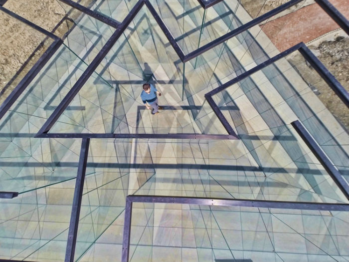 В отличие от традиционных лабиринтов, в Glass Labyrinth заблудиться невозможно – полностью прозрачные стены помогут добраться до главной точки маршрута.