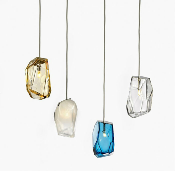 Представленные в нескольких природных оттенках, подвесные светильники Crystal Rock закреплены на разной высоте в выставочном павильоне для лучшего обзора