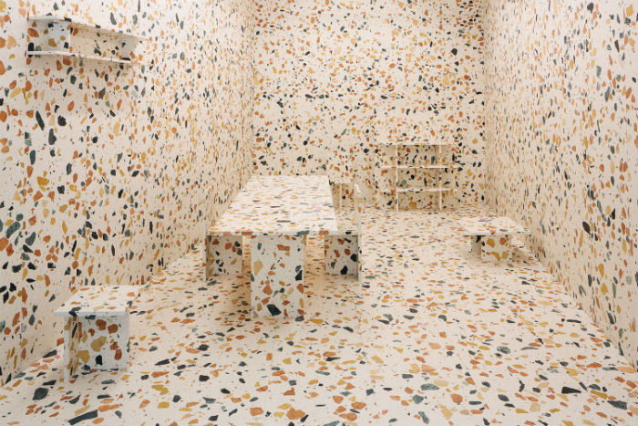 Британский дизайнер Макс Лэмб (Max Lamb) представил на мебельной выставке в Милане павильон, полностью сделанный из особого мрамора Marmoreal