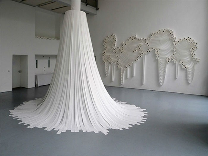 Инсталляция, сделанная при помощи рулонов туалетной бумаги