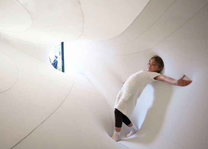 Инсталляция интерактивна: посетителям предлагается зайти внутрь тоннеля и оценить изобретательность автора