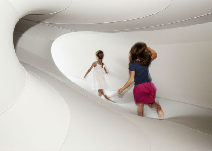 Архитектор и художница София Чанг (Sophia Chang) придумала и воплотила в жизнь идею лабиринта из ткани Suspense («Ожидание»)