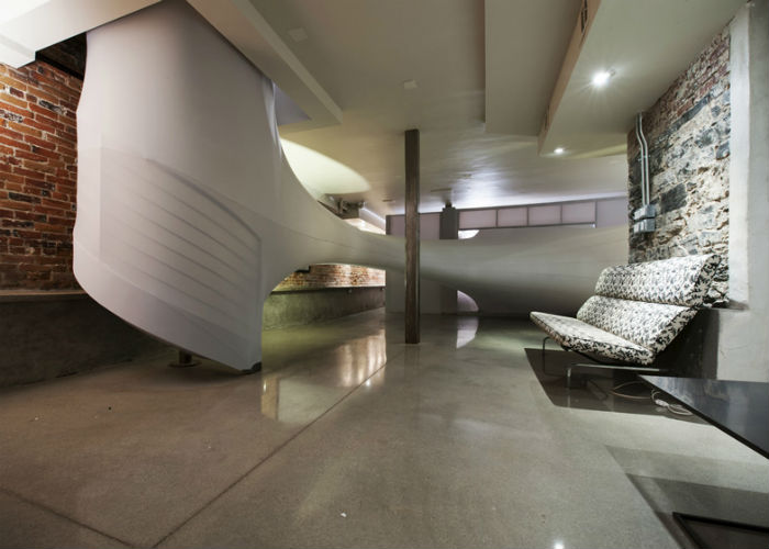 Инсталляция, напоминающая огромный кокон, представляет собой сеть разветвлённых тоннелей, проходящих через галерейные залы