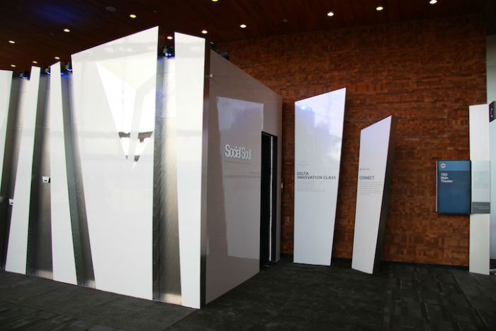 Для погружения в иллюзорный мир гостям было предложено войти в павильон с пятьюдесятью мониторами на потолке, зеркальными стенами и светоотражающим полом