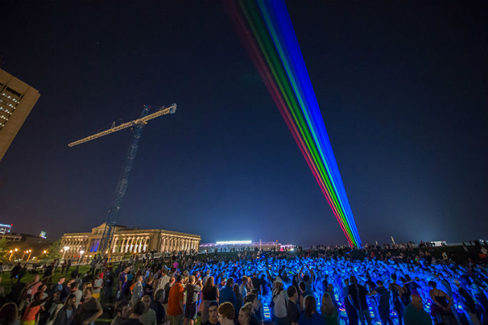 Студия Иветты Маттерн(Yvette Mattern) показывала световую инсталляцию Global rainbow («Глобальная радуга»)