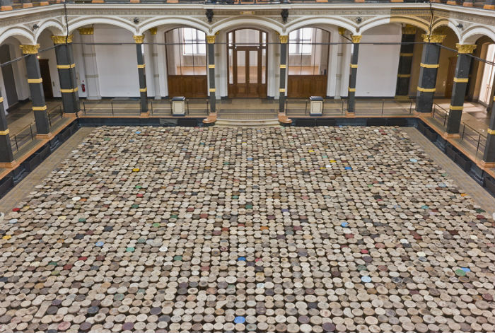 Stools («Табуреты») - нетривиальная инсталляция из 6 000 табуретов от китайского мастера эпатажа