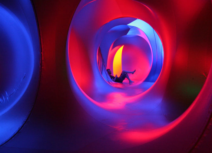 Luminarium – это гигантский надувной лабиринт с извилистыми ходами и помпезными куполами