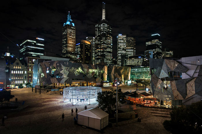 Radian lines («Светящиеся линии») - световой интерактивный перфоманс в центре Мельбурна